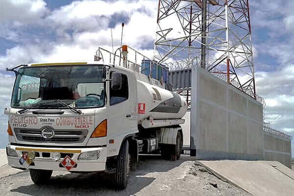 Camión cisterna llevando combustible hasta una obra de construcción